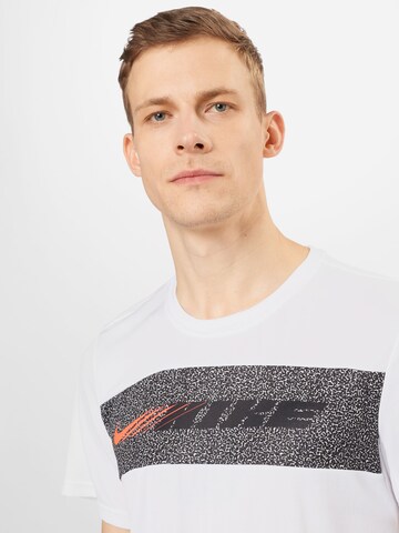 T-Shirt fonctionnel 'Superset Energy' NIKE en blanc