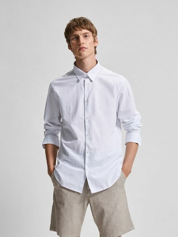 SELECTED HOMME Regular fit Button Up Shirt in White: front