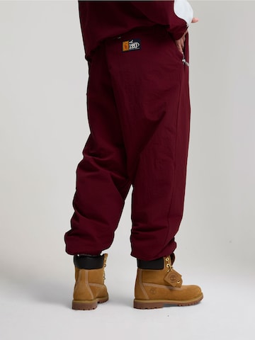 AND1 Zúžený strih Nohavice - Červená