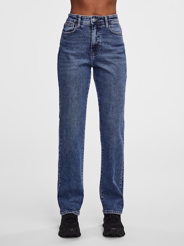 PIECES Regular Jeans 'KELLY' in Blauw: voorkant