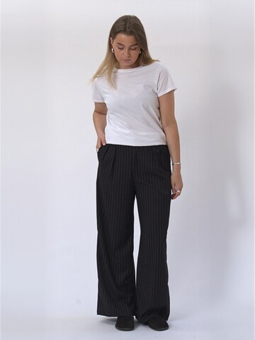 Regular Pantaloni ' Paloma ' de la TEESHOPPEN pe negru