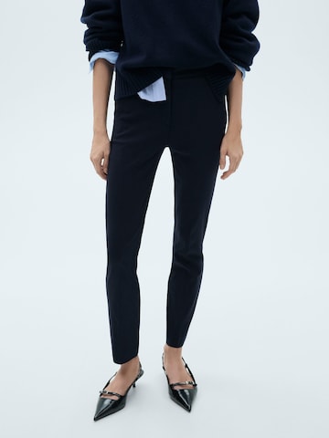 Coupe slim Pantalon 'COLA' MANGO en bleu : devant