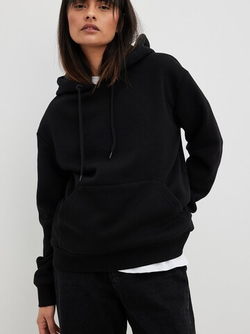 Sweat-shirt NA-KD en noir : devant