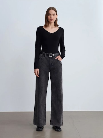 Dilvin Wide leg Trousers in Grey: front