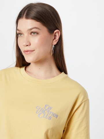 On Vacation Club T-Shirt 'Vanilla' in Gelb