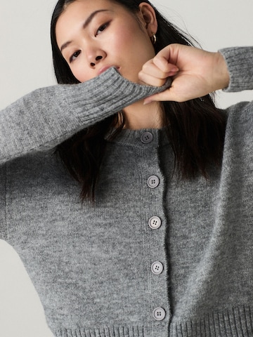 Cardigan Next en gris