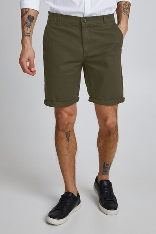 !Solid Regular Chino 'Rockcliffe' in Bruin: voorkant