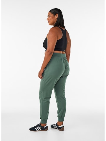Active by Zizzi Дънки Tapered Leg Спортен панталон в зелено