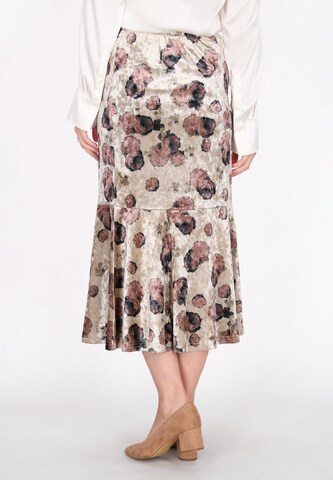 Usha Rok in Beige
