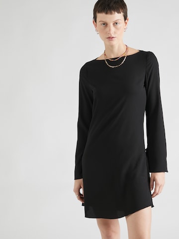 Rochie de la Monki pe negru: față