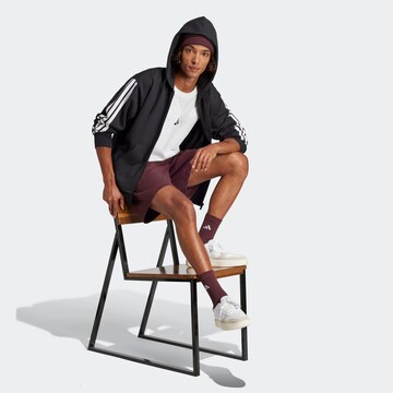 ADIDAS SPORTSWEAR - Loosefit Calças de desporto em vermelho