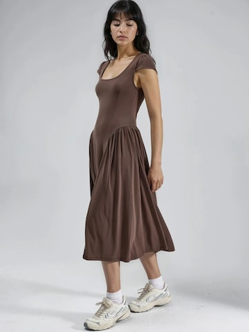 Busem - Vestido de verão em castanho