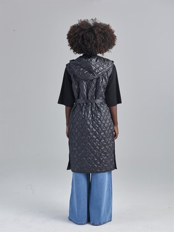 Rivus Vest in Black