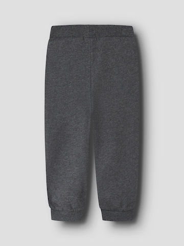 NAME IT - Tapered Pantalón en gris