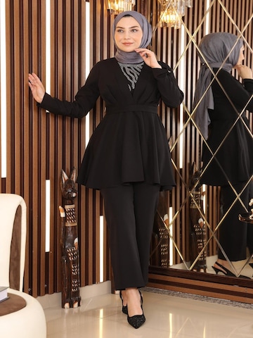 MODAMIHRAM Tunic in Black: front