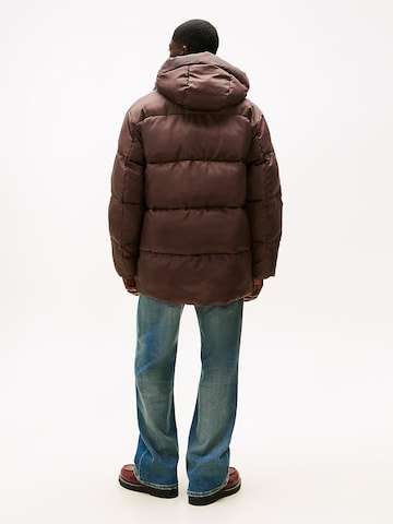Tommy Jeans Jacke in Braun