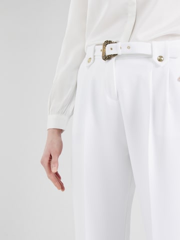 Regular Pantalon à pince Versace Jeans Couture en blanc