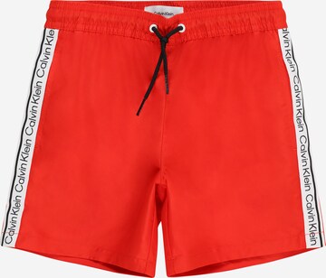 Calvin Klein Swimwear Badeshorts in Rot: predná strana