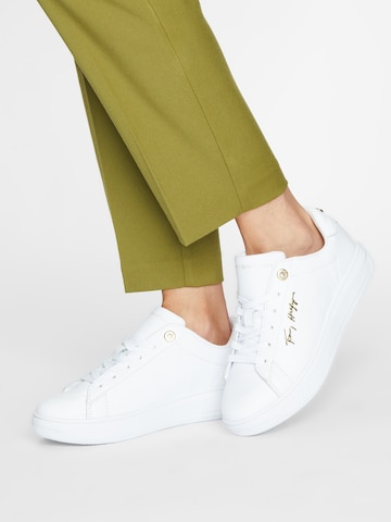 Sneaker low de la TOMMY HILFIGER pe alb: față