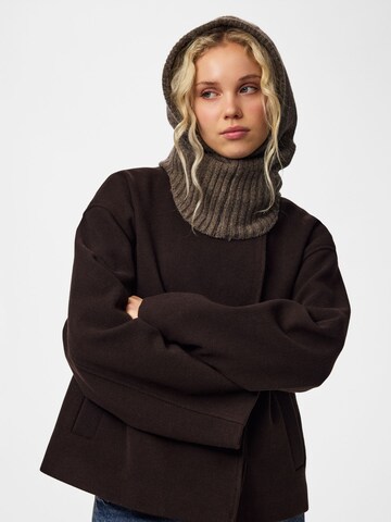 Berretto di PIECES in marrone: frontale