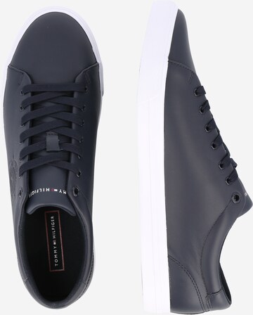 TOMMY HILFIGER Sneaker in Blau