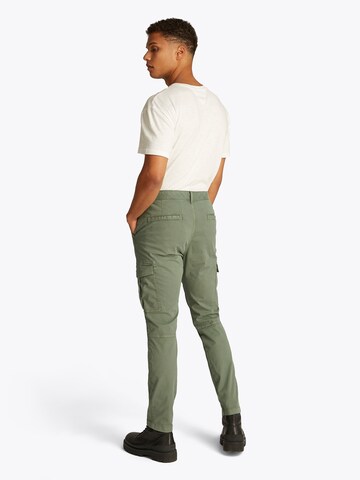 Tommy Jeans Tapered Hose 'AUSTIN' (OCS) in Grün