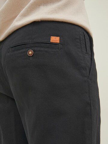 Loosefit Pantaloni con pieghe di JACK & JONES in nero