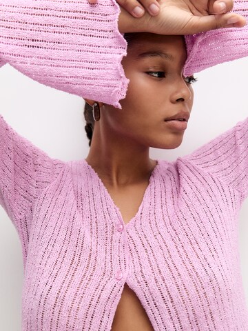 Geacă tricotată de la Pull&Bear pe roz