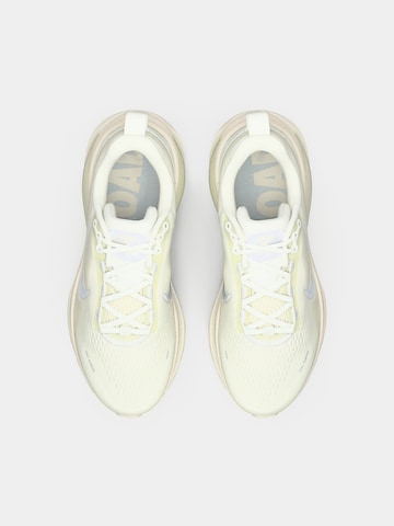 NIKE Běžecká obuv 'Vomero 18 Ess' – bílá