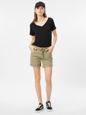 Stitch and Soul Regular Shorts in Grün