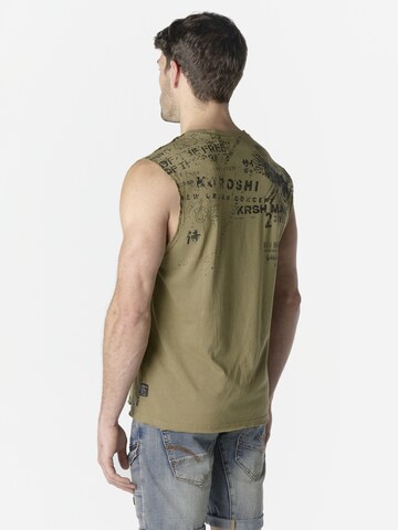 Tricou de la KOROSHI pe verde