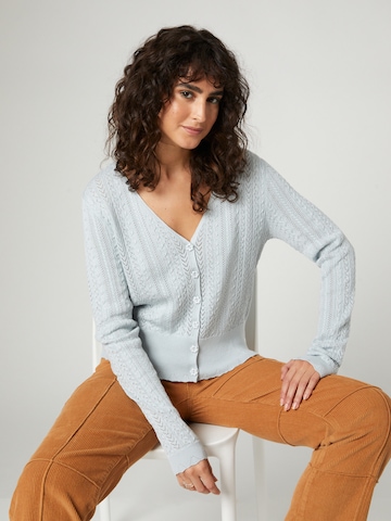 florence by mills exclusive for ABOUT YOU Cardigan 'Snowdrop' i grå: forside