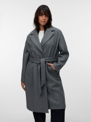 Vero Moda Curve Płaszcz przejściowy 'VMFortune Aya' w kolorze szary: przód