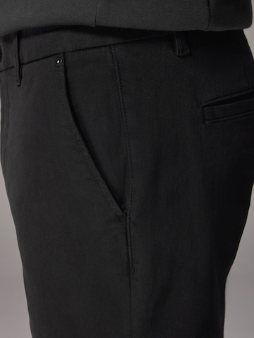 Slimfit Pantaloni chino di Next in nero