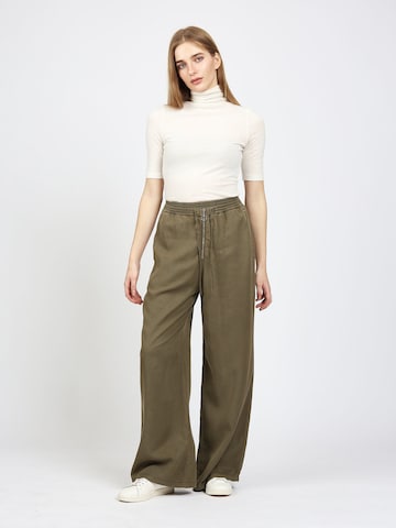 Gang Loosefit Hose '94YARA ' in Grün