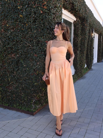 Abito di noar studios in arancione