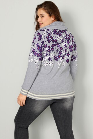 Janet & Joyce Sweatshirt in Grau