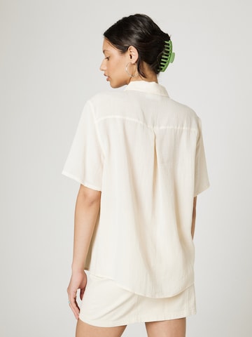 florence by mills exclusive for ABOUT YOU - Blusa 'Misty Morning' en beige