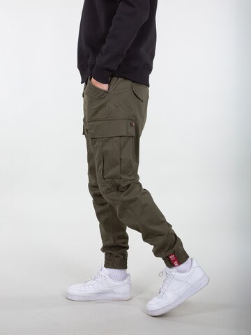 Tapered Pantaloni cu buzunare 'Airman' de la ALPHA INDUSTRIES pe verde