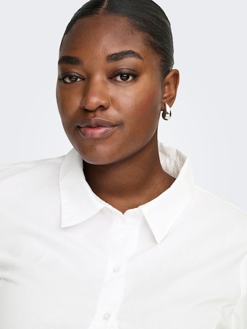 Chemisier 'CARAmmy' ONLY Carmakoma en blanc