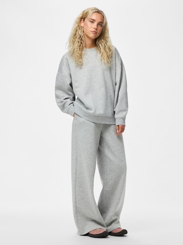 Sweat-shirt 'PCChilli' PIECES en gris