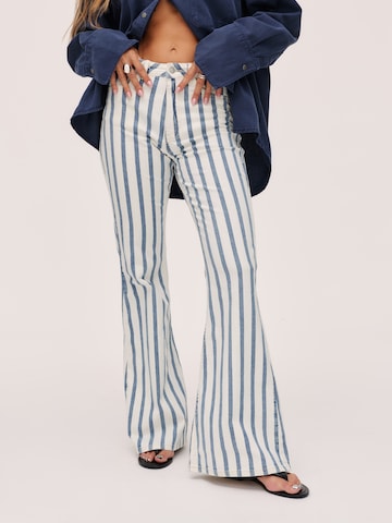 Kamila Šikl Flared Jeans 'Striped flared jeans' in Wit: voorkant