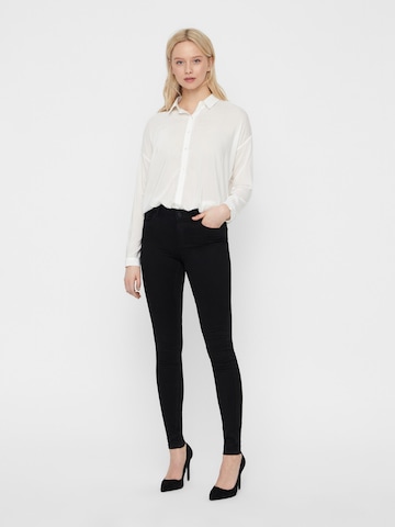 VERO MODA Skinny Jeans 'SEVEN' in Schwarz