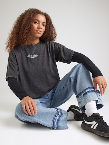 GUESS JEANS T-shirt i svart: framsida