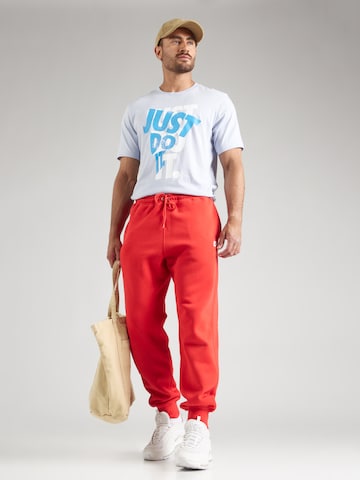 Effilé Pantalon 'CLUB' Nike Sportswear en rouge