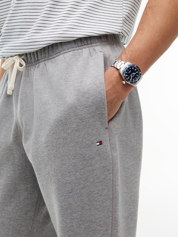 Tapered Pantaloni 'ESSENTIAL' de la TOMMY HILFIGER pe gri
