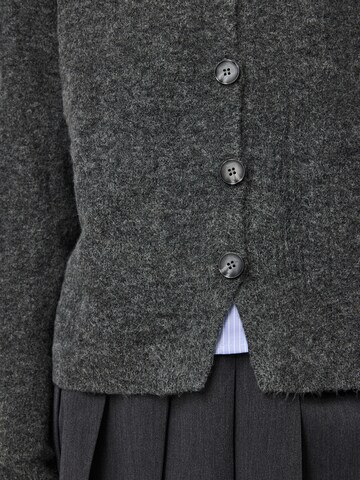 Cardigan 'PCJIKO' PIECES en gris