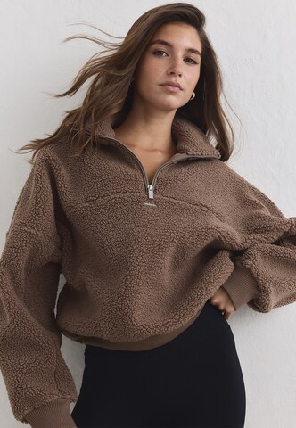 Aim'n Athletic Sweater in Brown
