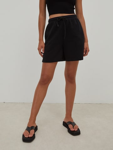 EDITED Wide leg Παντελόνι 'Zita' σε μαύρο: μπροστά