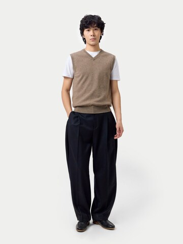 GOBI Cashmere Liivi 'Men's Essential V-Neck Cashmere Vest' värissä harmaa